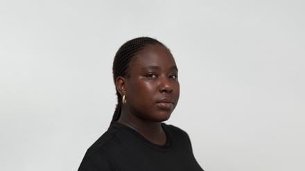 Die angolisch-südafrikanische Künstlerin Helena Uambembe war in den vergangenen sechs Monaten als DAAD-Stipendiatin in Berlin und bleibt erstmal in der Stadt. 