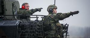 Boris Pistorius (SPD), Bundesminister der Verteidigung, steht mit einem Soldaten bei seinem Antrittsbesuch bei der Bundeswehr auf dem Truppenübungsplatz Altengrabow in einem Puma-Schützenpanzer. 