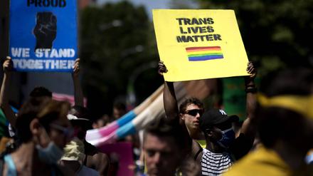 Feiern für eine bunte Gesellschaft. Teilnehmer des Christopher Street Day in Berlin, 2020.