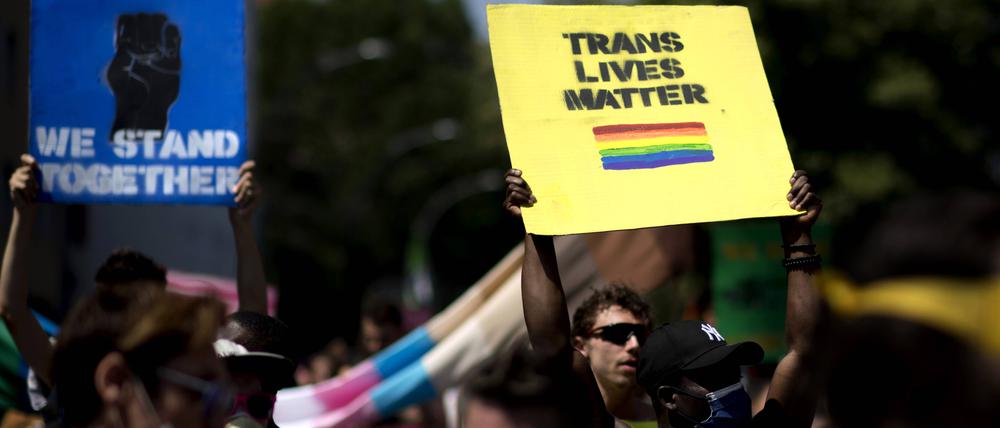 Feiern für eine bunte Gesellschaft. Teilnehmer des Christopher Street Day in Berlin, 2020.