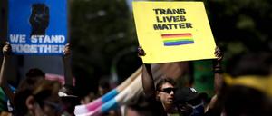 Feiern für eine bunte Gesellschaft. Teilnehmer des Christopher Street Day in Berlin, 2020.