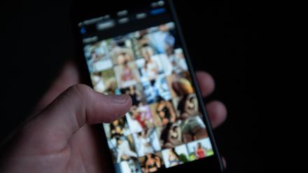 ARCHIV - 09.06.2020, Baden-Württemberg, Obereschach: ILLUSTRATION - Auf einem Smartphone sind pornografische Bilder zu sehen. (zu dpa: «Umstrittene «Chatkontrolle»: Verhandlungen in EU vorerst gescheitert») Foto: Silas Stein/dpa +++ dpa-Bildfunk +++