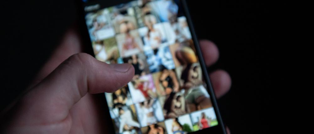 ARCHIV - 09.06.2020, Baden-Württemberg, Obereschach: ILLUSTRATION - Auf einem Smartphone sind pornografische Bilder zu sehen. (zu dpa: «Umstrittene «Chatkontrolle»: Verhandlungen in EU vorerst gescheitert») Foto: Silas Stein/dpa +++ dpa-Bildfunk +++