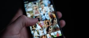 ARCHIV - 09.06.2020, Baden-Württemberg, Obereschach: ILLUSTRATION - Auf einem Smartphone sind pornografische Bilder zu sehen. (zu dpa: «Umstrittene «Chatkontrolle»: Verhandlungen in EU vorerst gescheitert») Foto: Silas Stein/dpa +++ dpa-Bildfunk +++