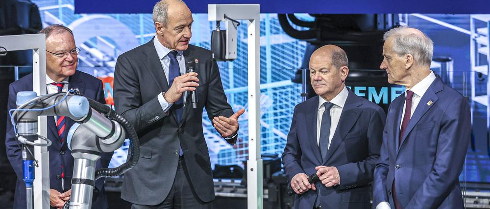 Bundeskanzler Olaf Scholz (2. v. r.) mit Siemens-Chef Roland Busch (2. v. l.), Niedersachsens Ministerpräsident Stephan Weil (l) und dem norwegischen Ministerpräsidenten Jonas Gahr Store (r) bei seinem Eröffnungsrundgang auf der Hannover Messe.