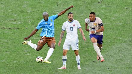 Fußballer bei der EM 2024 (von links nach rechts, Montage): Lukaku Romelu (Belgien), Ricardo Rodriguez (Schweiz) und Kylian Mbappe (Frankreich).