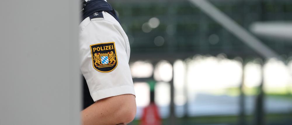 Ein Bundespolizist steht auf dem Flughafen München.