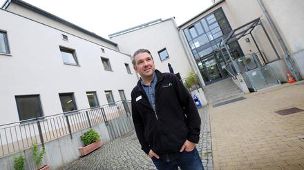 Jugendherberge Potsdam wird 20 Jahre alt. Leiter Konstantin Wägner steht vor dem Gebäude.