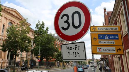 Ein Tempo-30-Schild in der Potsdamer Kurfürstenstraße.