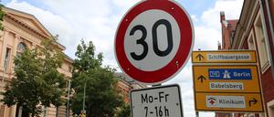 Ein Tempo-30-Schild in der Potsdamer Kurfürstenstraße.