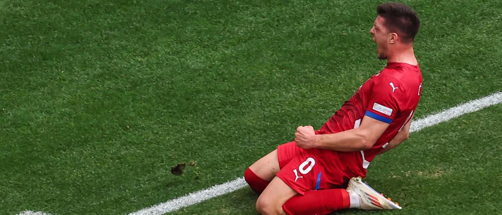 Luka Jovic jubelt über seinen späten Treffer.