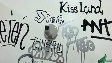 Verbotene Nazi-Schmiererei auf Toilette der Mensa an der Fachhochschule Potsdam.