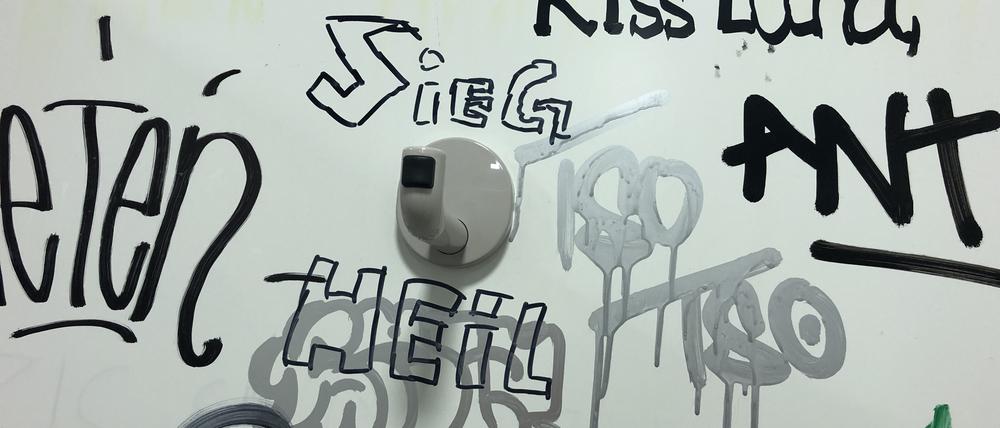 Verbotene Nazi-Schmiererei auf Toilette der Mensa an der Fachhochschule Potsdam.