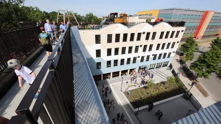 Am Donnerstag war der umstrittene Dachspielplatz der Schule für ein paar Stunden geöffnet. Offiziell öffnet er erst nach den Sommerferien.