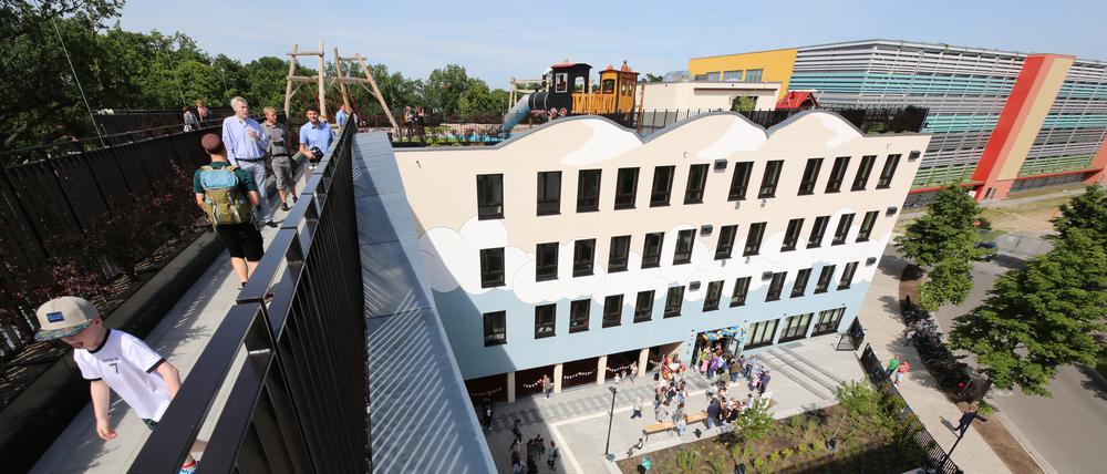 Am Donnerstag war der umstrittene Dachspielplatz der Schule für ein paar Stunden geöffnet. Offiziell öffnet er erst nach den Sommerferien.