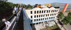 Am Donnerstag war der umstrittene Dachspielplatz der Schule für ein paar Stunden geöffnet. Offiziell öffnet er erst nach den Sommerferien.