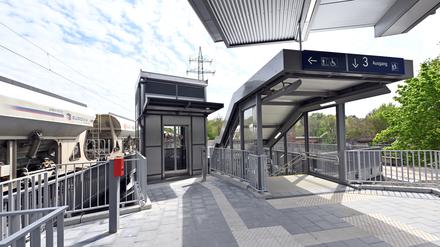 Zweckmäßigkeit in Grau: Der neue Bahnsteig im Bahnhof Pirschheide wird für seine banale Gestaltung kritisiert.