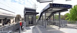 Zweckmäßigkeit in Grau: Der neue Bahnsteig im Bahnhof Pirschheide wird für seine banale Gestaltung kritisiert.