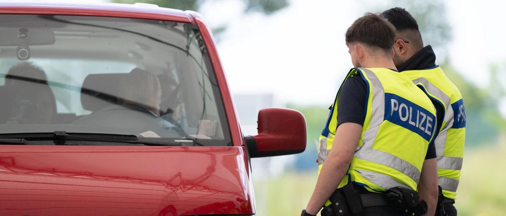 Bundespolizisten stehen anlässlich von Grenzkontrollen vor Beginn der Fußball-EM auf dem Rastplatz.