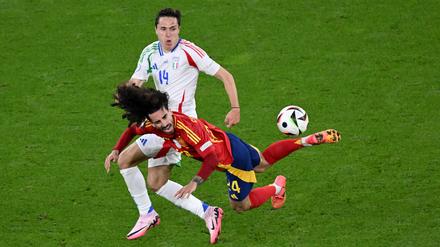 Da staunt Federico Chiesa. Er scheint beeindruckt zu sein von der Flugeinlage des Spaniers Marc Cucurella.
