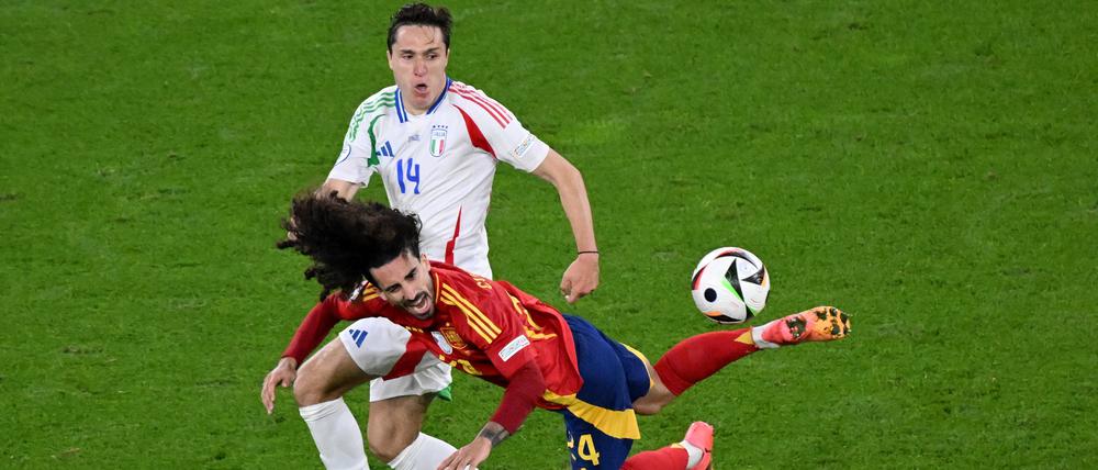 Da staunt Federico Chiesa. Er scheint beeindruckt zu sein von der Flugeinlage des Spaniers Marc Cucurella.