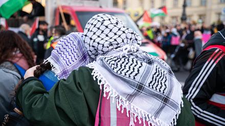 Das Palästinensertuch oder die Kufiya zu tragen, gilt als politisches Statement und ist meisten auch eines.