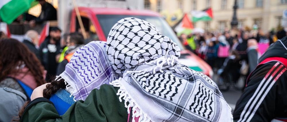 Das Palästinensertuch oder die Kufiya zu tragen, gilt als politisches Statement und ist meisten auch eines.
