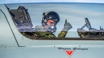 CDU-Chef Friedrich Merz im Cockpit eines Eurofighters der Bundeswehr. 