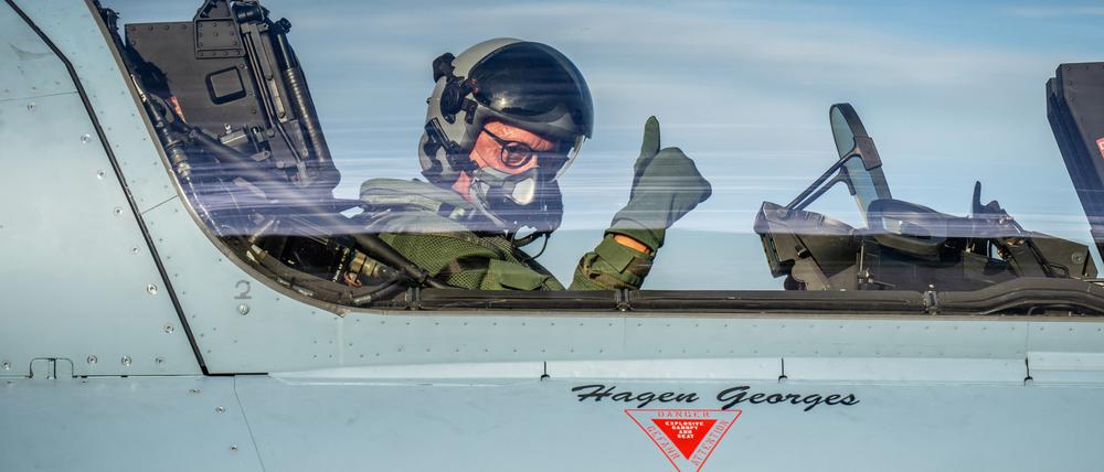 CDU-Chef Friedrich Merz im Cockpit eines Eurofighters der Bundeswehr. 