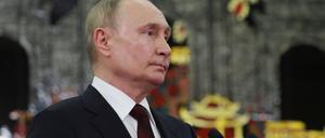 Präsident Putin spricht mit russischen Medien vor seiner Abreise aus Hanoi. 