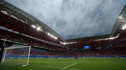 Dicke Gewitterwolken über dem Leipziger Stadion kurz vor Spielbeginn am 18.06.2024