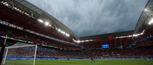 Dicke Gewitterwolken über dem Leipziger Stadion kurz vor Spielbeginn am 18.06.2024