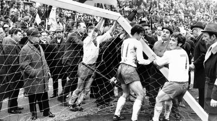 Torbruch im Spiel Borussia Mönchengladbach gegen SV Werder Bremen, Bremer Spieler versuchen, das Tor wieder aufzurichten. Das klappte nicht am 3. April 1971, dafür läuft bei den Stachelschweinen vieles rund.