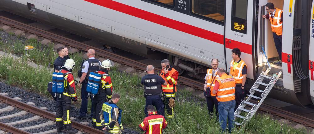 Wegen Qualms auf einer Toilette musste ein ICE auf dem Weg nach Hamburg in Thüringen stoppen.