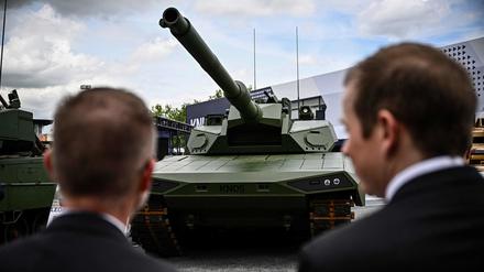 Besucher betrachten den neuen Panzer Leopard 2 A-RC 3.0 des Herstellers KNDS auf der internationalen Fachmesse „Eurosatory“ für Land-, Luftverteidigung und Sicherheit. 