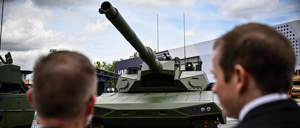 Besucher betrachten den neuen Panzer Leopard 2 A-RC 3.0 des Herstellers KNDS auf der internationalen Fachmesse „Eurosatory“ für Land-, Luftverteidigung und Sicherheit.