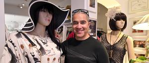 Mit seinem Potsdamer Modelabel Fashiondesign hat Marco Marcu jetzt sein zehnjähriges Jubiläum gefeiert. Exakt 1127 Outfits hängen in seinem Laden in der Mittelstraße 37.