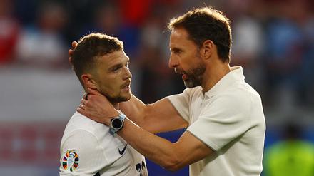 Trainer Gareth Southgate (r.) hat Redebedarf mit Kieran Trippier. 