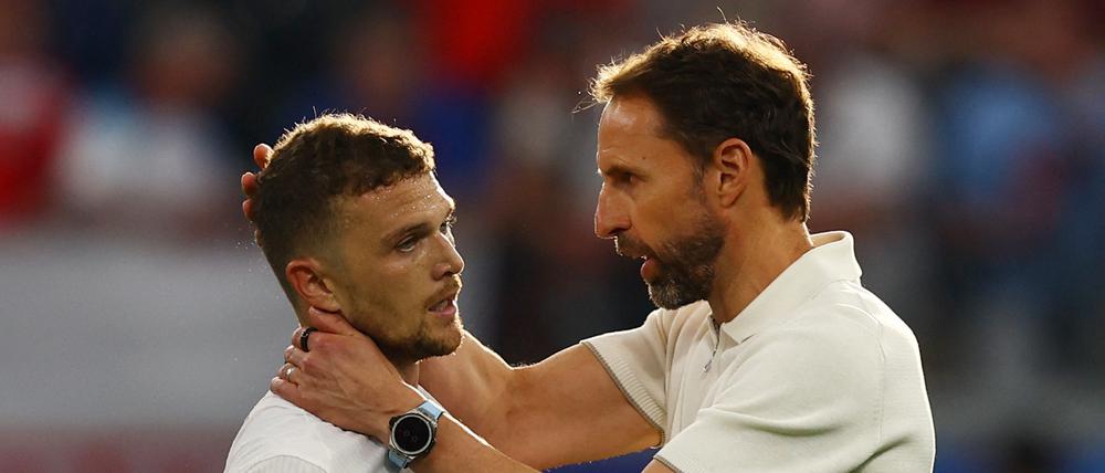 Trainer Gareth Southgate (r.) hat Redebedarf mit Kieran Trippier.