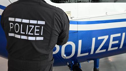 Das Wort Polizei ist an einem Hubschrauber der Polizei Hubschrauberstaffel angebracht. (Symbolfoto)