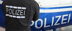 Das Wort Polizei ist an einem Hubschrauber der Polizei Hubschrauberstaffel angebracht. (Symbolfoto)