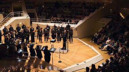 Chefdirigent Justin Doyle leitet ein Konzert des Rias-Kammerchors im Kammermusiksaal der Philharmonie.