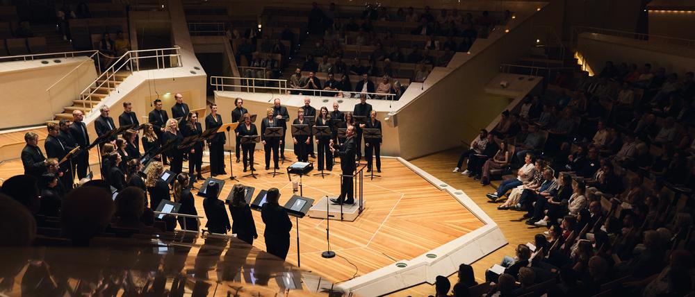 Chefdirigent Justin Doyle leitet ein Konzert des Rias-Kammerchors im Kammermusiksaal der Philharmonie.