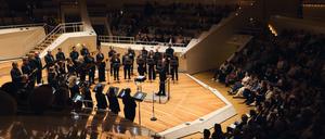 Chefdirigent Justin Doyle leitet ein Konzert des Rias-Kammerchors im Kammermusiksaal der Philharmonie.