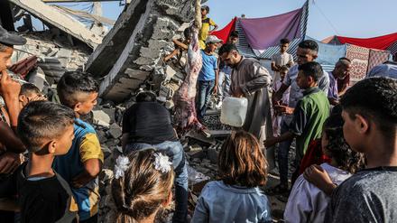 Palästinenser in Chan Junis im Gazastreifen feiern den ersten Tag von Eid al-Adha, einem Feiertag zum Gedenken an die Bereitschaft des Propheten Ibrahim (für Christen und Juden Abraham), seinen Sohn zu opfern. 