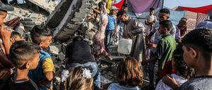 Palästinenser in Chan Junis im Gazastreifen feiern den ersten Tag von Eid al-Adha, einem Feiertag zum Gedenken an die Bereitschaft des Propheten Ibrahim (für Christen und Juden Abraham), seinen Sohn zu opfern. 