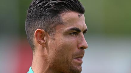 Hau schon ab, du Fliege. Cristiano Ronaldo.