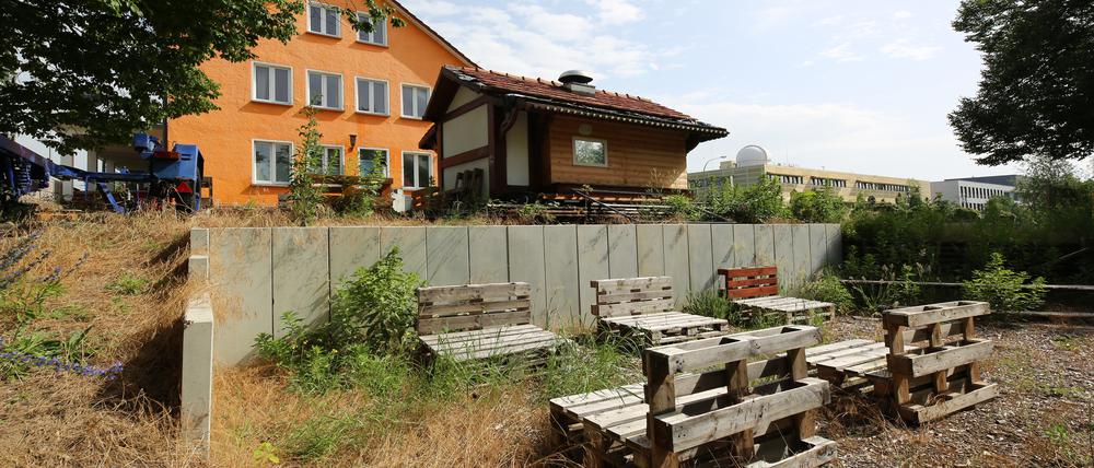 Jugendareal mit Bauhütte in der Karl-Liebknecht-Straße 27/28 in Potsdam-Golm.