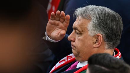 19.06.2024, Stuttgart: Fußball: Viktor Orban verfolgt das EM-Spiel Deutschland - Ungarn im Stadion.