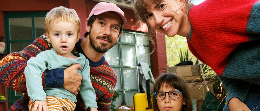 Marianne (Aina Clotet, re.) und ihr Mann Sam (Marcel Borràs) sind an den Stadtrand gezogen.